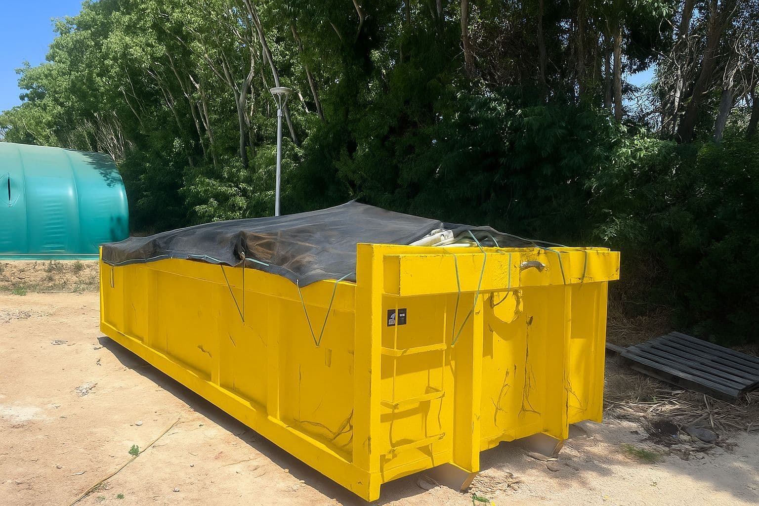 Débarrasser une Maison Après un Décès : Pourquoi Louer une Benne ?